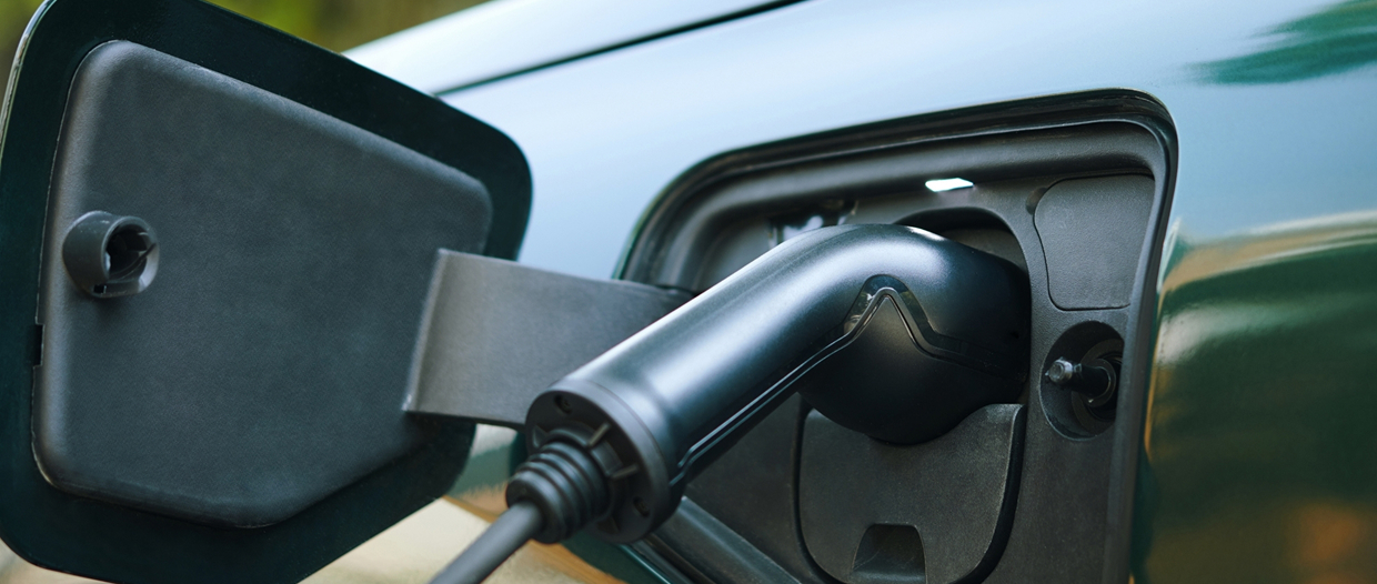 Prise de recharge branchée sur une voiture électrique, illustrant l'utilisation d'une borne de recharge pour installation IRVE à Rouen