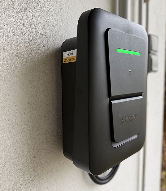 Borne de recharge Hager noire Degee, installée sur un mur, prête pour l'installation IRVE à Rouen
