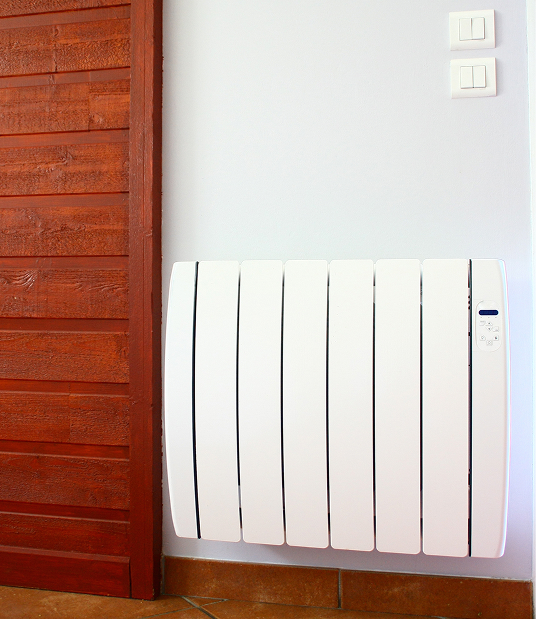 Radiateur électrique blanc moderne installé sur un mur clair, idéal chauffage électrique à Rouen