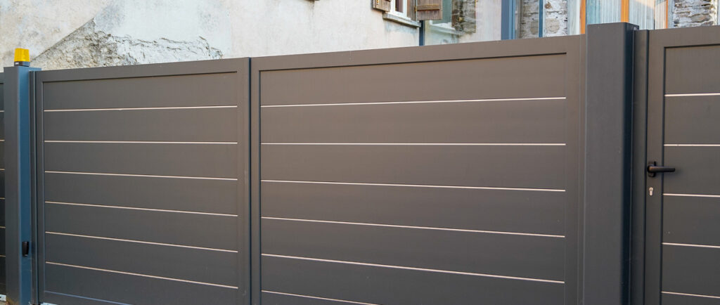 Électricien portail électrique Degee : portail motorisé gris moderne avec balise de sécurité et serrure