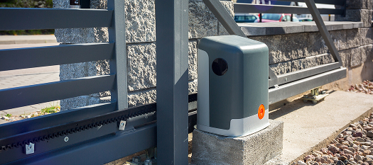 Moteur et crémaillère d'un portail électrique coulissant Degee. Installation par électricien.